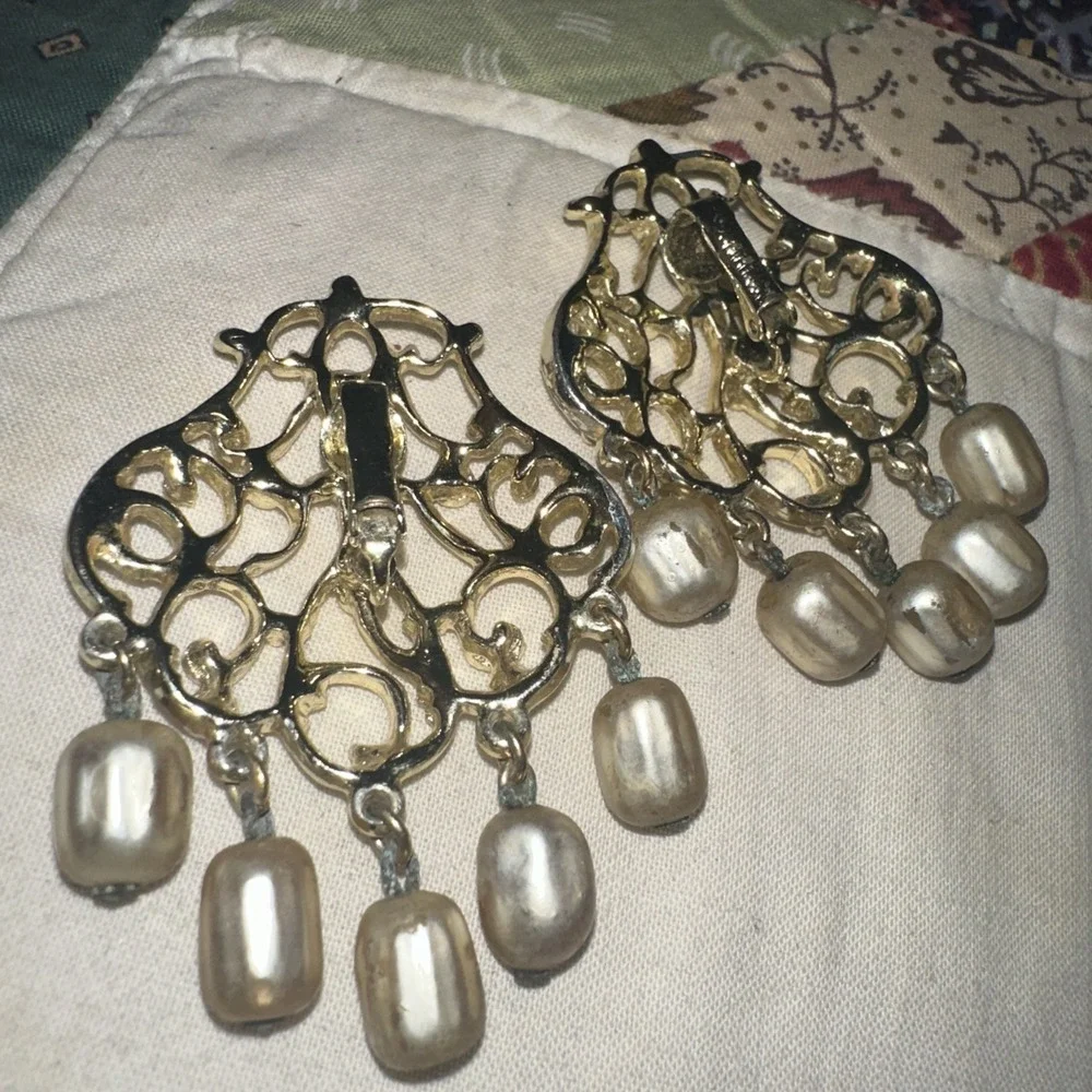 Vintage Sarah Coventry Venetian Lace Gold Tone Clip Earrings With Faux Pearls
